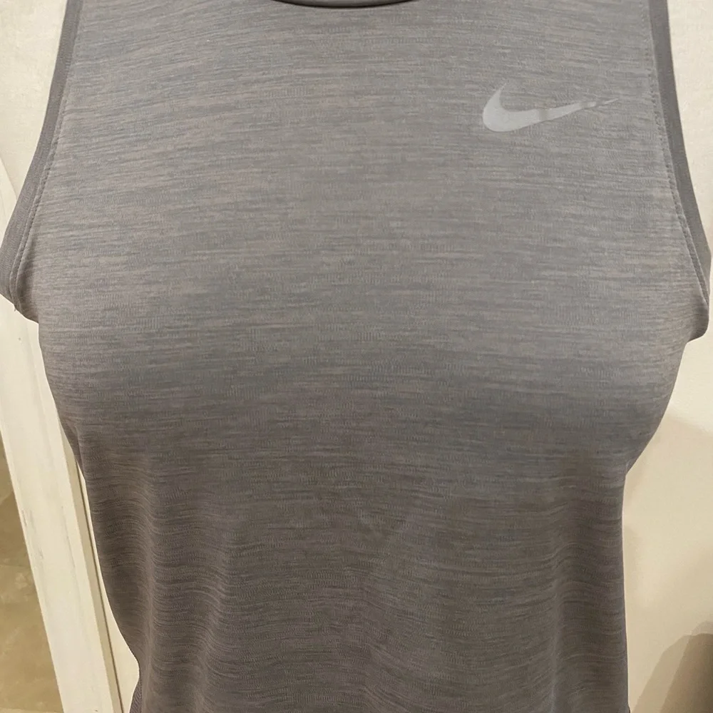 Nike - Dry Fit, Mesh Back Running Tank in Grey - Size : S - Picture 2 of 5